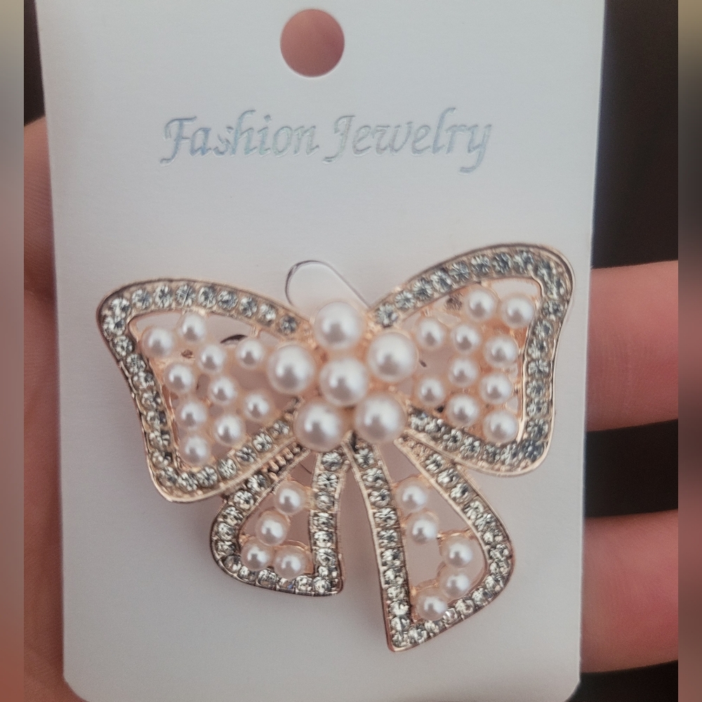 Imitation Pearl Alloy Bowknot Brooch With Rhinestones